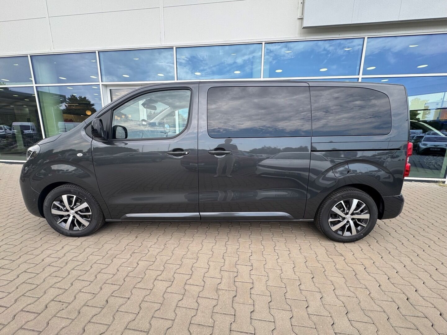 Toyota Proace Verso, 2,2 L1 AT8 7S VIP - fotka 2