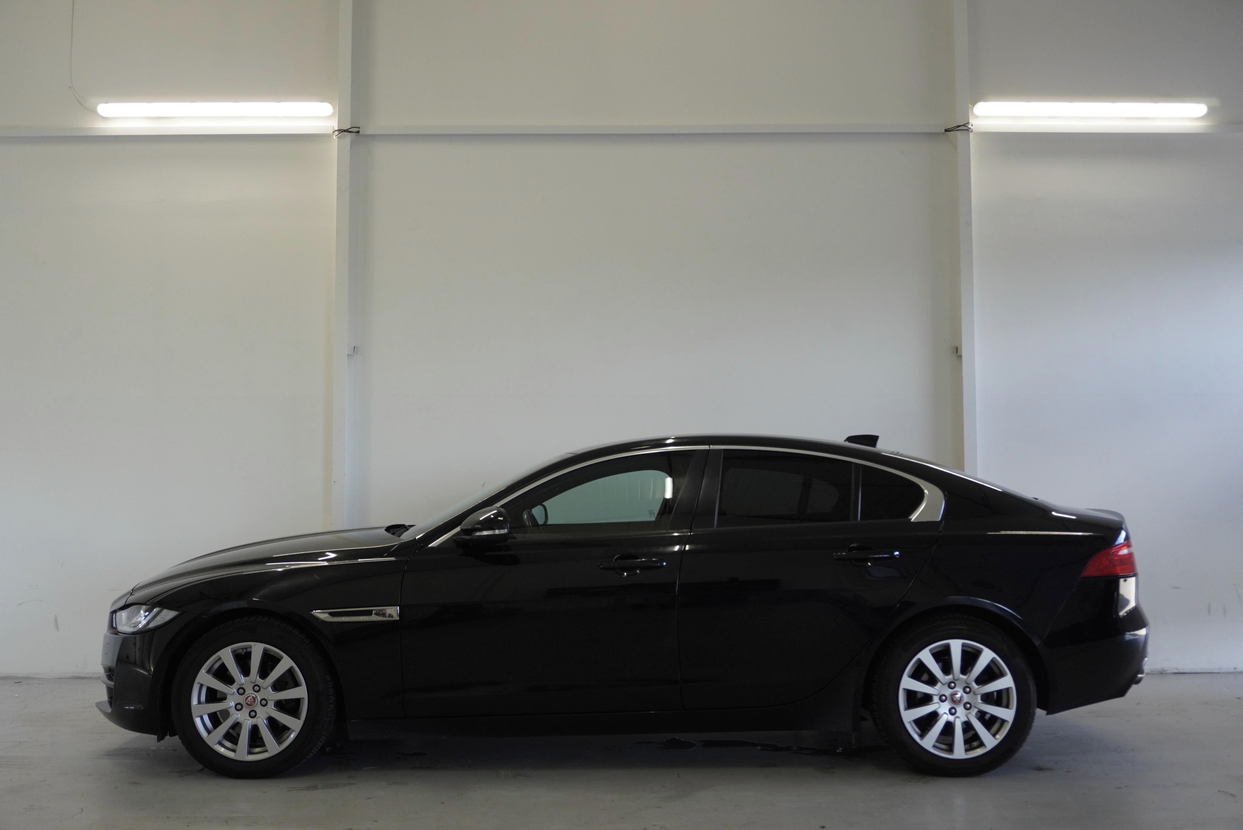 Jaguar XE, 2.0D - fotka 2
