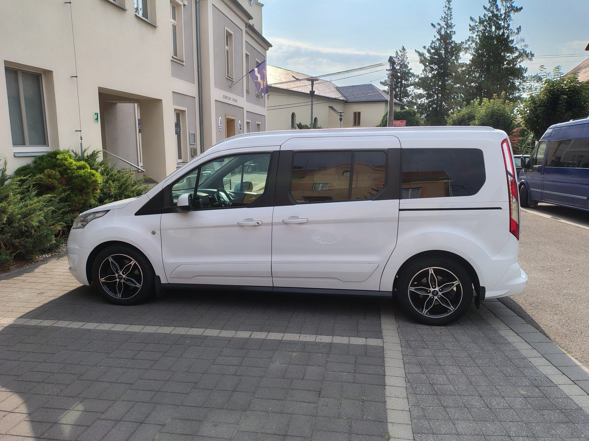 Ford Tourneo Connect, 1.5 88kw nová aut. převod. - fotka 2