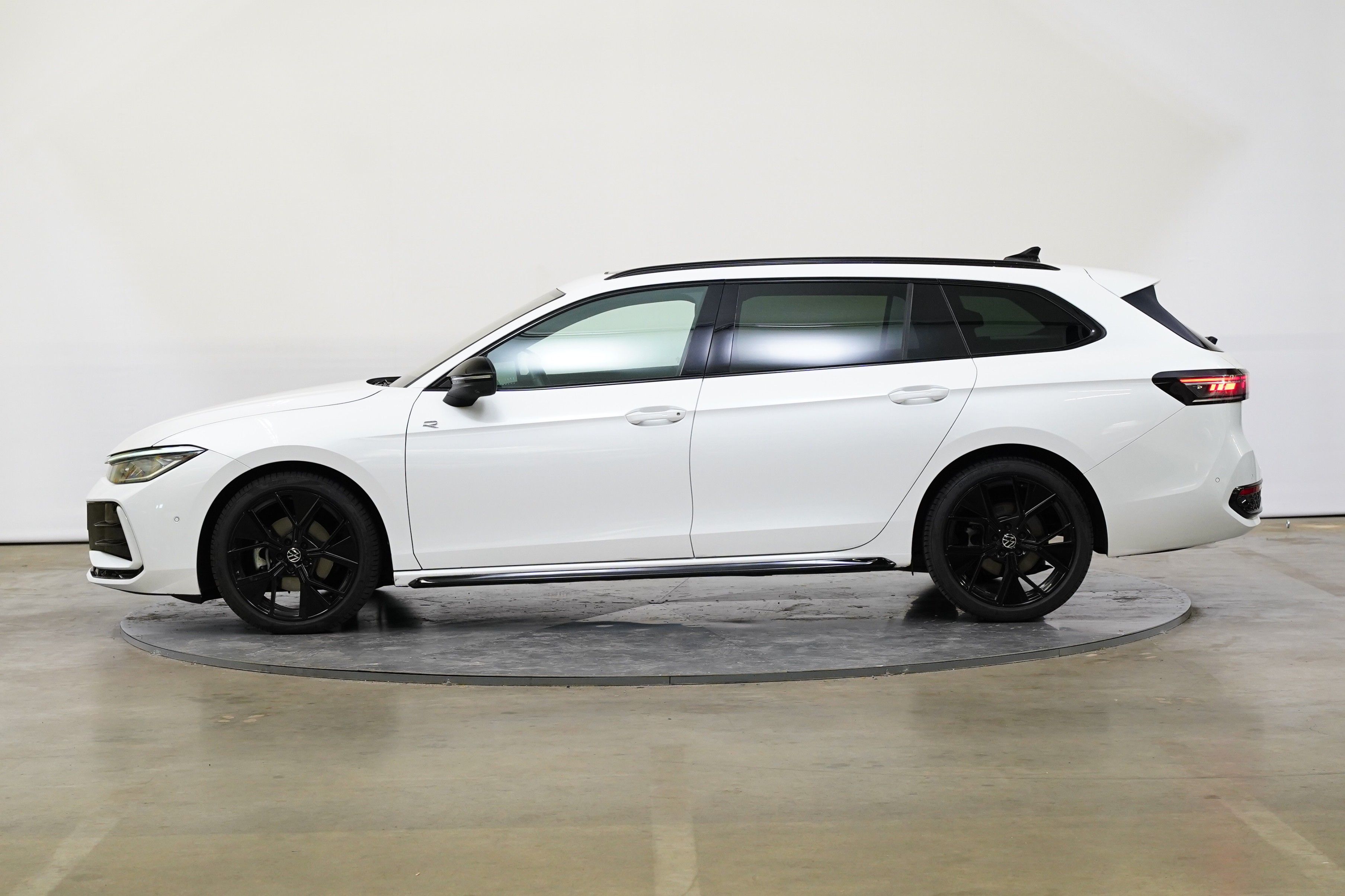 Volkswagen Passat, 2.0 TDI 110 kW DSG R-Line - fotka 3