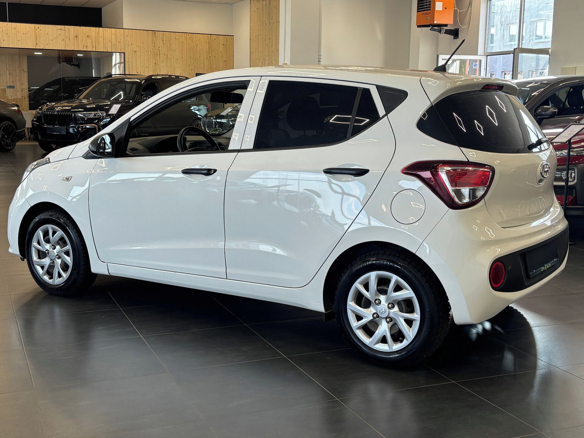 Hyundai i10, 2017, 48kW, Litá kola - fotka 4