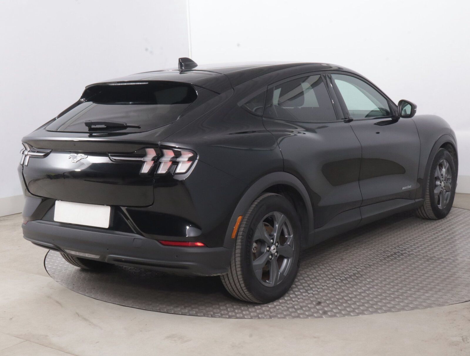 Ford Mustang Mach-E, Standard Range RWD, SoH 96% - fotka 5