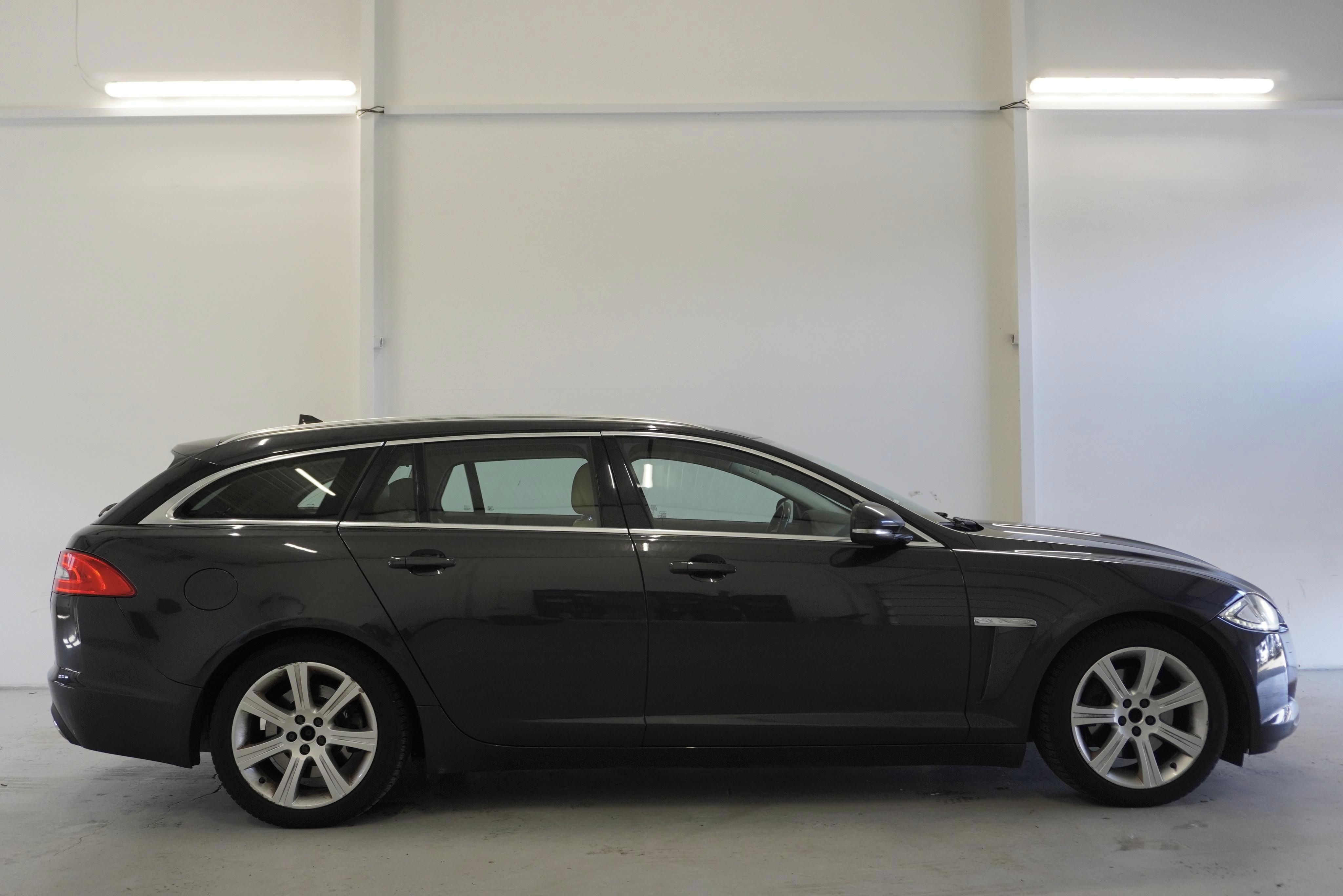Jaguar XF, 3.0 D 177kW Rdesign SPORTBRAKE - fotka 6