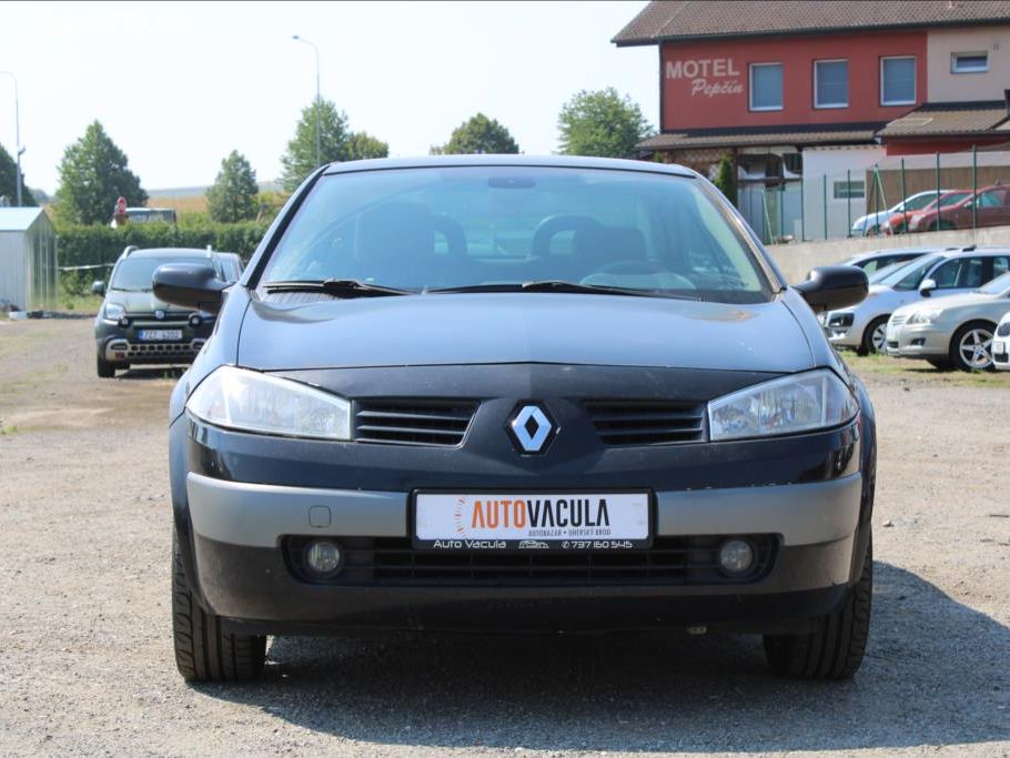 Boční profil černého kabrioletu Renault Mégane