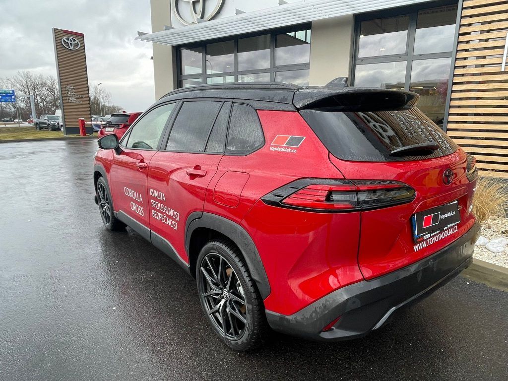 Toyota Corolla Cross, 2.0 Hybrid FWD GR SPORT - fotka 4