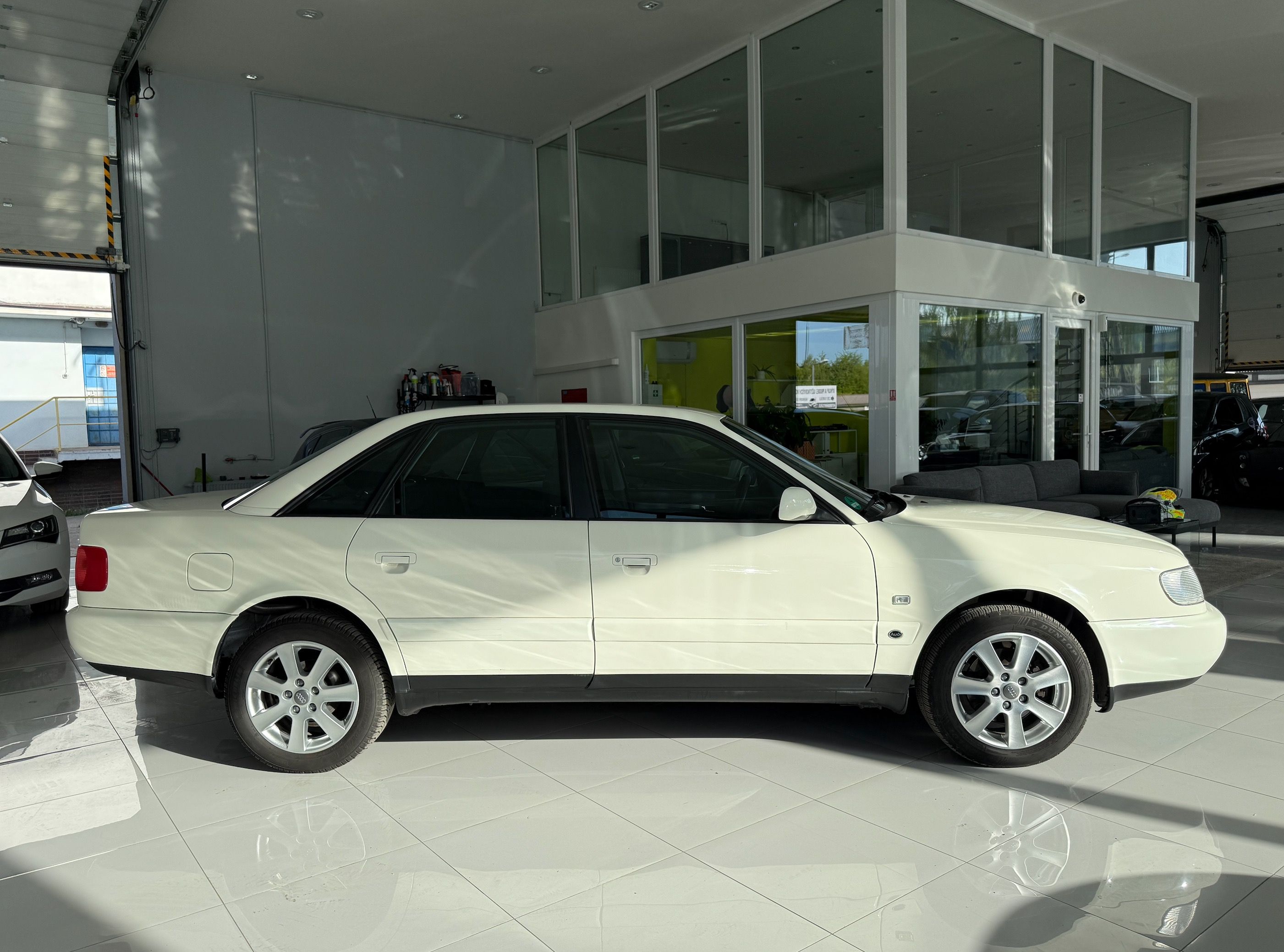 Audi A6, C4 1.8 5v 160.000km Top Stav - fotka 2