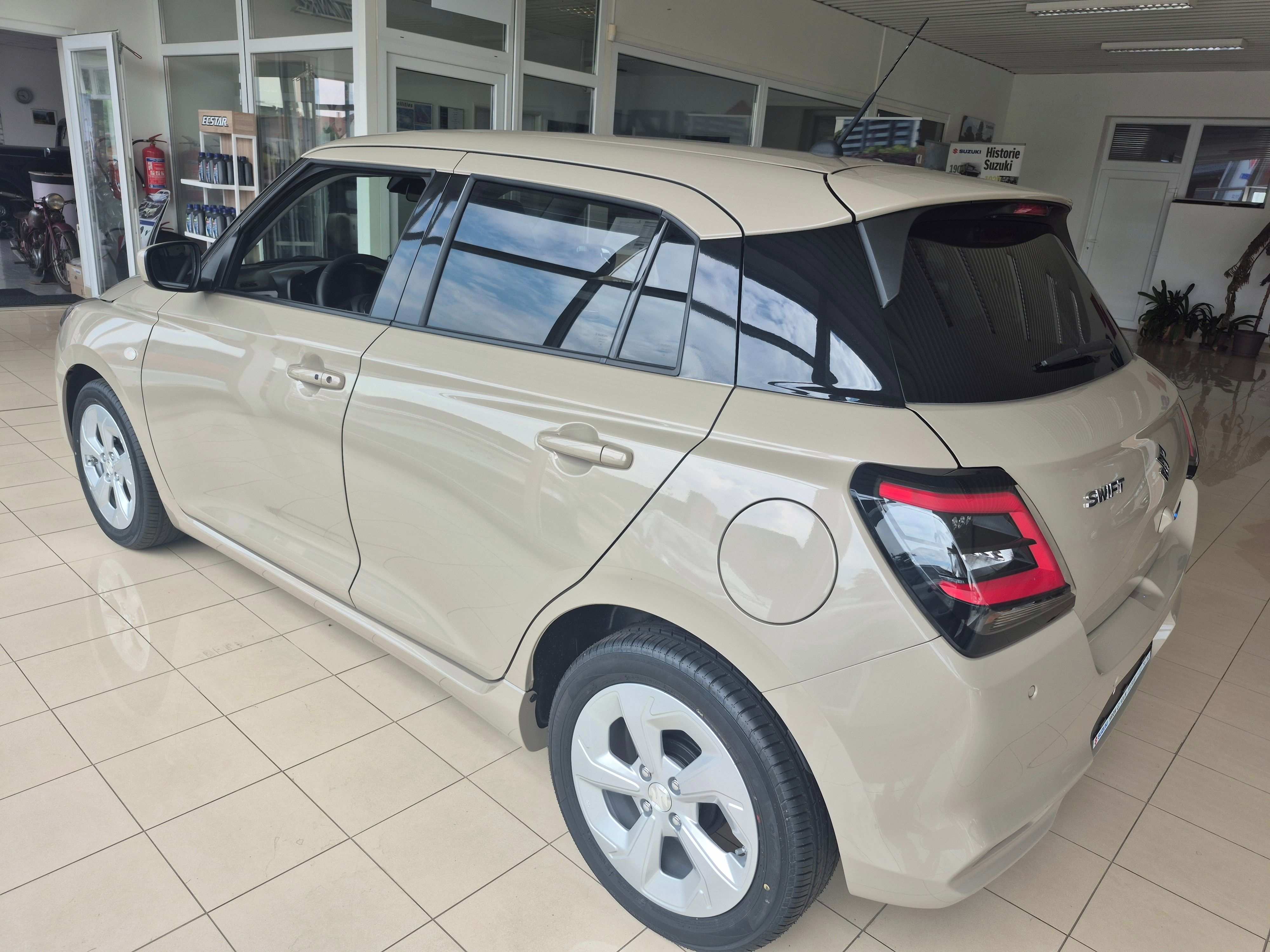Suzuki Swift, 1,2 Premium automat - fotka 3