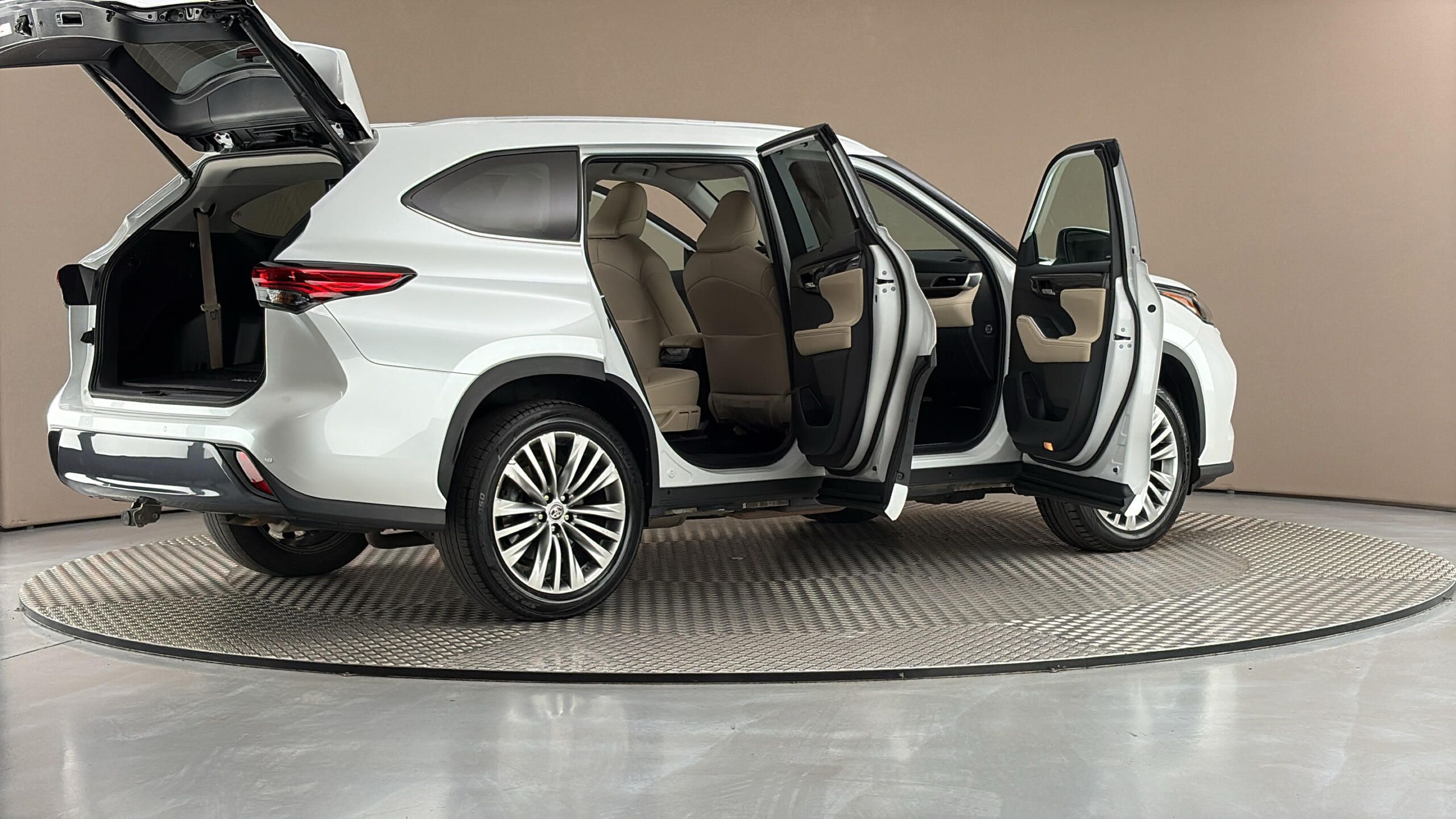 Toyota Highlander, 2.5 Hybrid AUT 4x4 Prestige - fotka 6