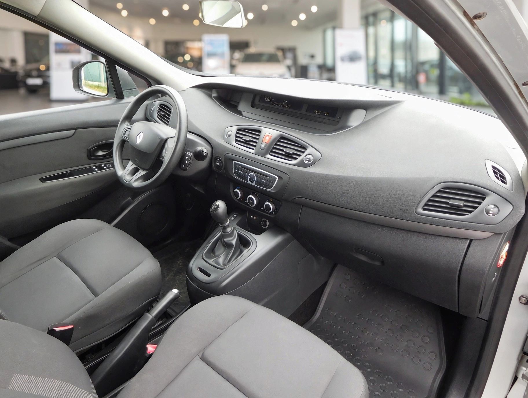 Renault Grand Scénic, 1.6i 16V, 81 kW, Klima - fotka 5