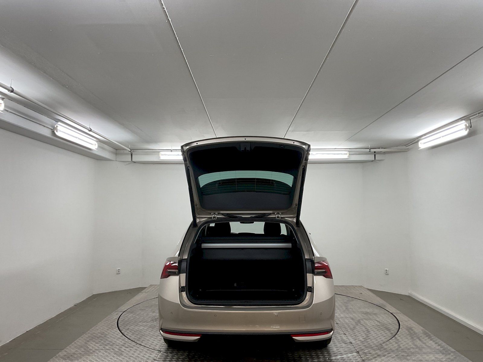Škoda Octavia, COMBI TOP SELECTION 2,0 TDI 11 - fotka 6