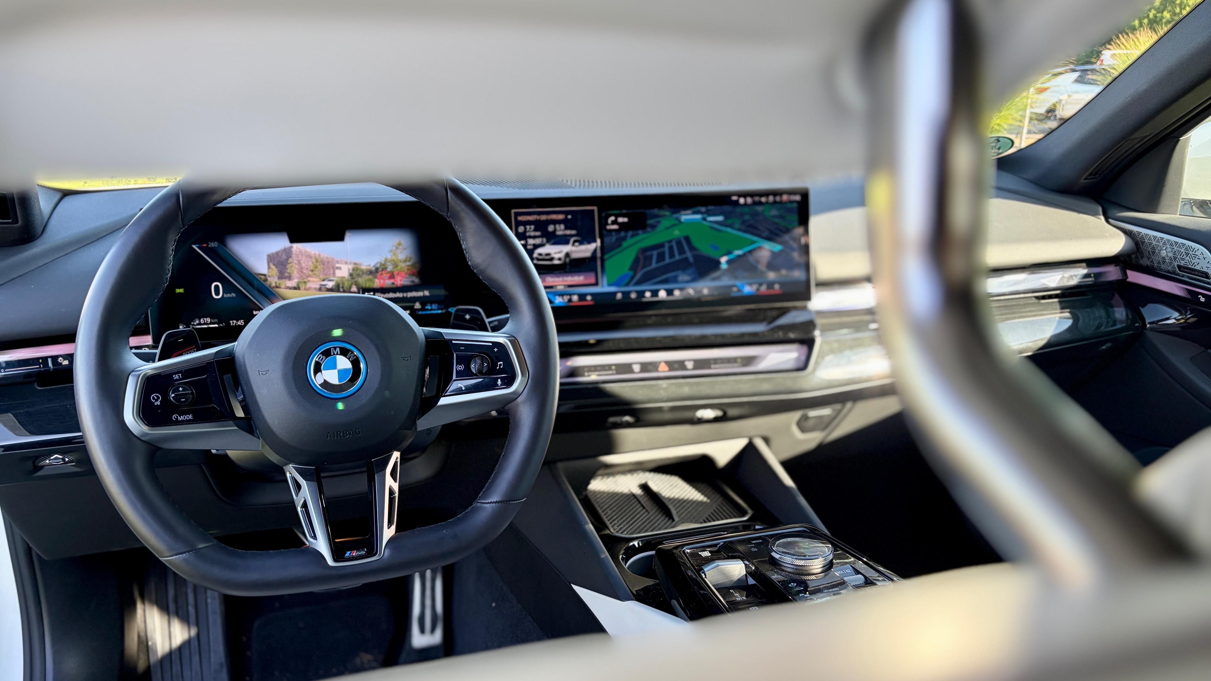 BMW Řada 5, BMW 550e xDrive, M Sport, B&W - fotka 4
