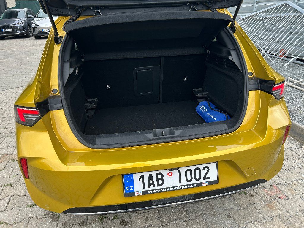 Opel Astra, Elegance 1,2 Turbo 96kW MT6 - fotka 6