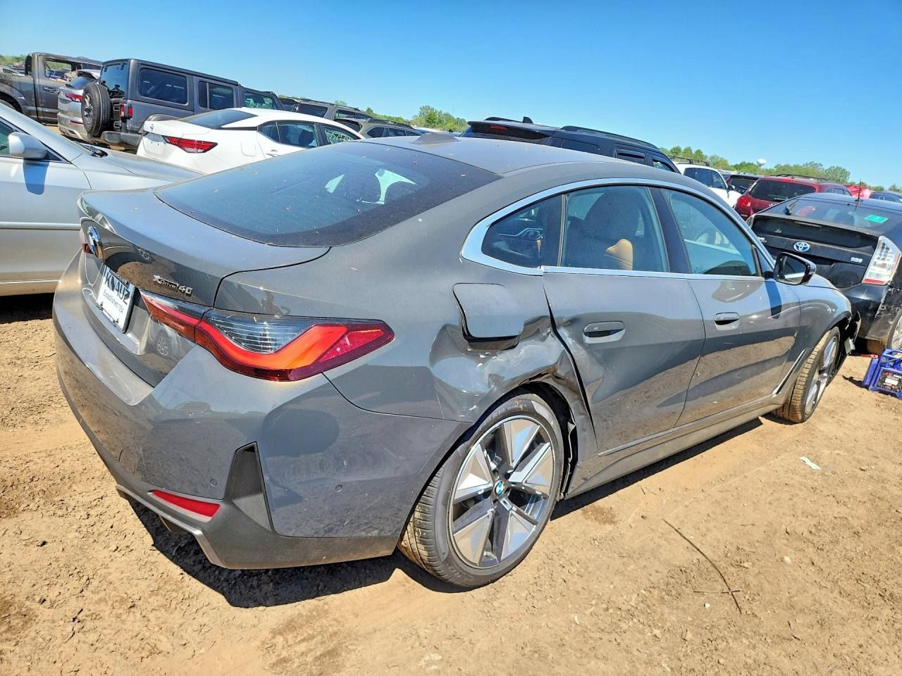 BMW i4, Auto na cestě - fotka 3