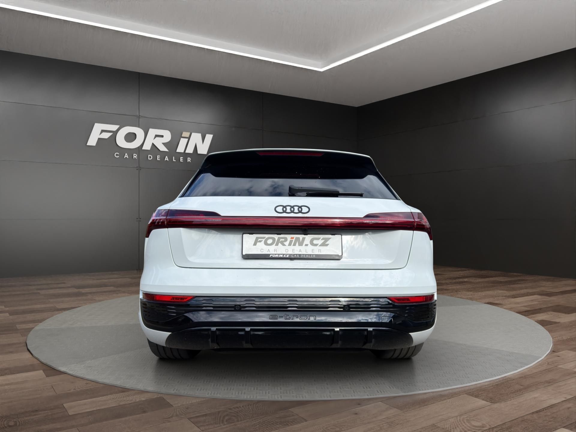 Audi Q8 e-tron, SQ8 370KW PANO Bang & Olufsen - fotka 6