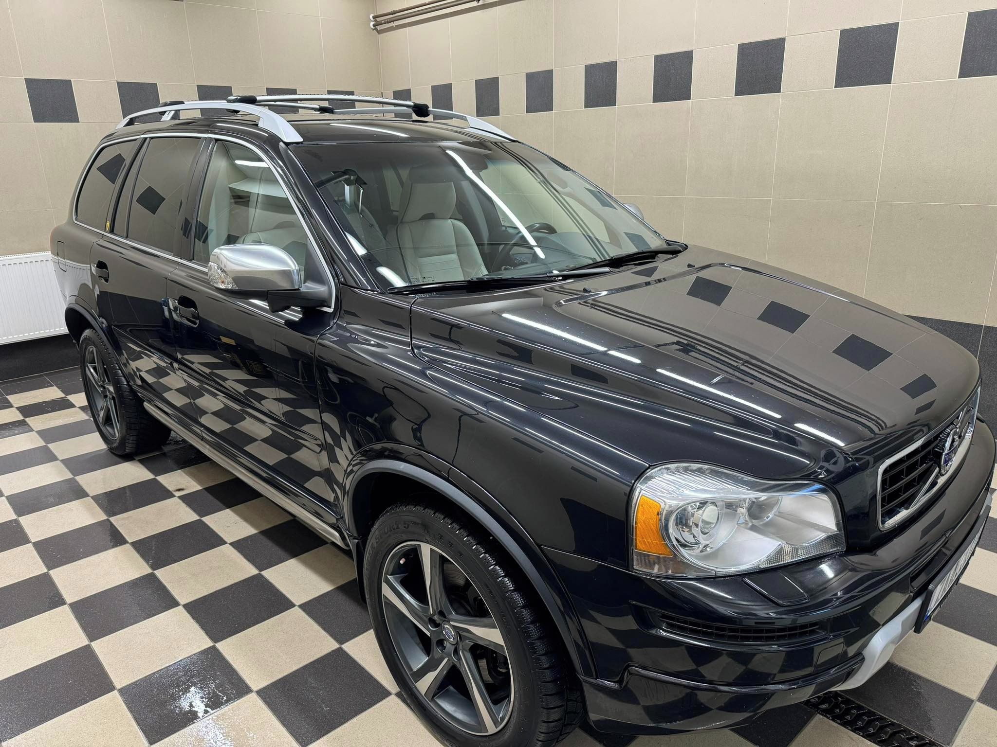 Volvo XC90, 2.4 D5 AWD R-Design - fotka 4