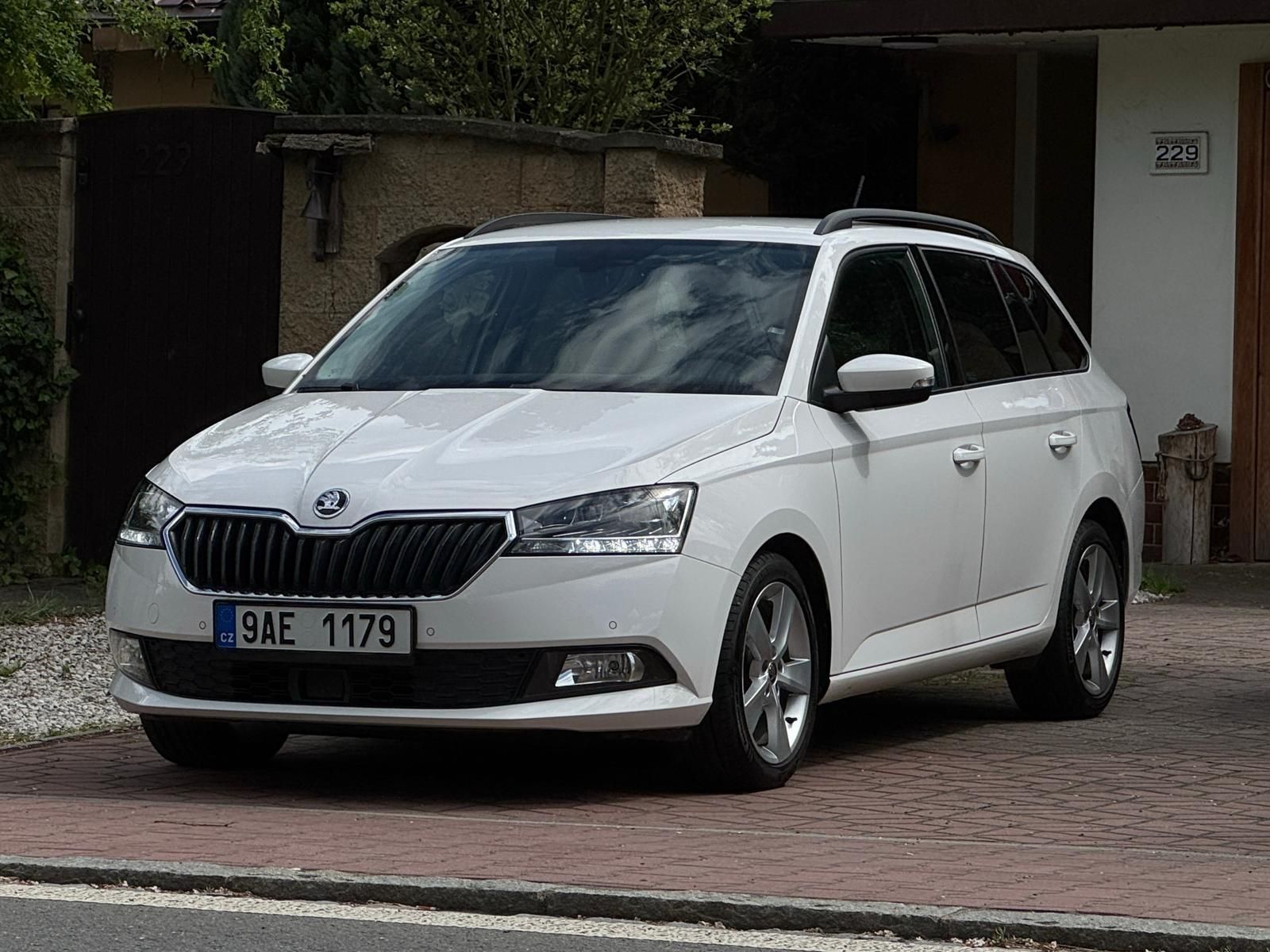 Škoda Fabia, 1.0Tsi 70kW 1.MAJ ČR TAŽNÉ - fotka 3