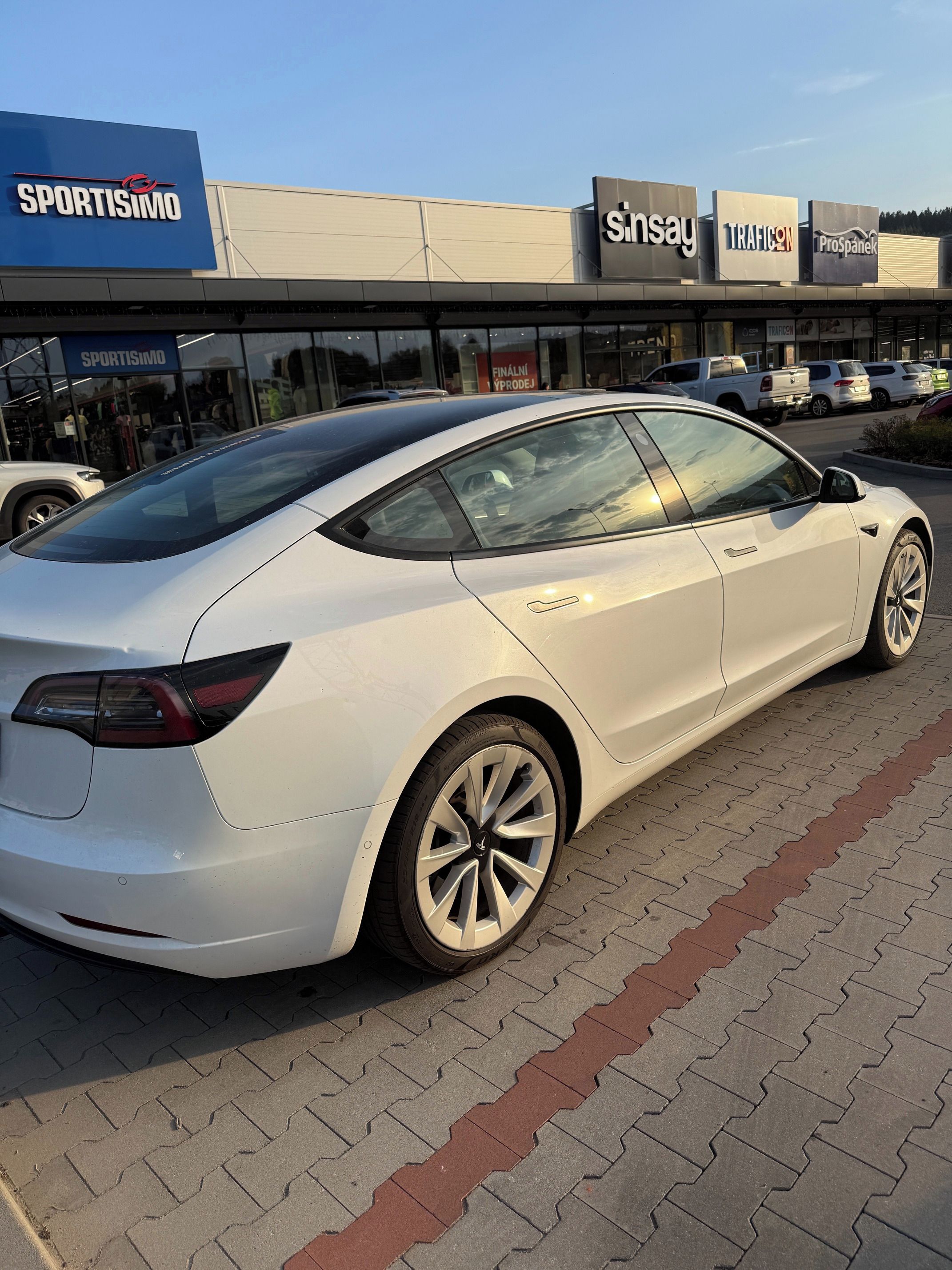 Tesla Model 3, LFP, SoH 92 %, tažné, DPH - fotka 3