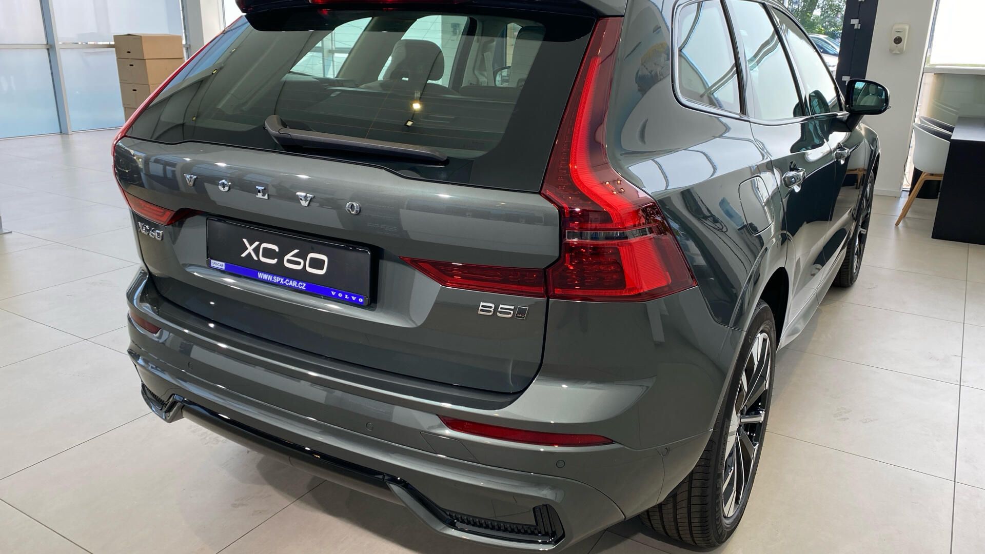 Volvo XC60, ULTRA DARK, B5 AWD, 184+10 kW - fotka 4