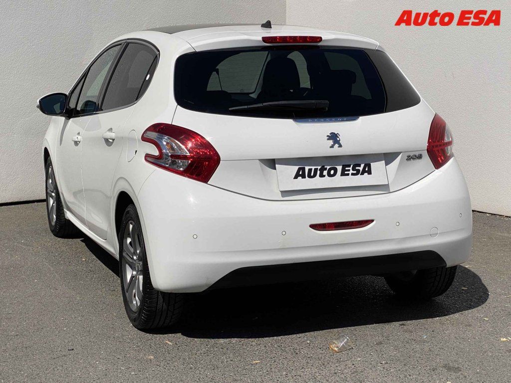 Peugeot 208, 1.2,navi - fotka 6