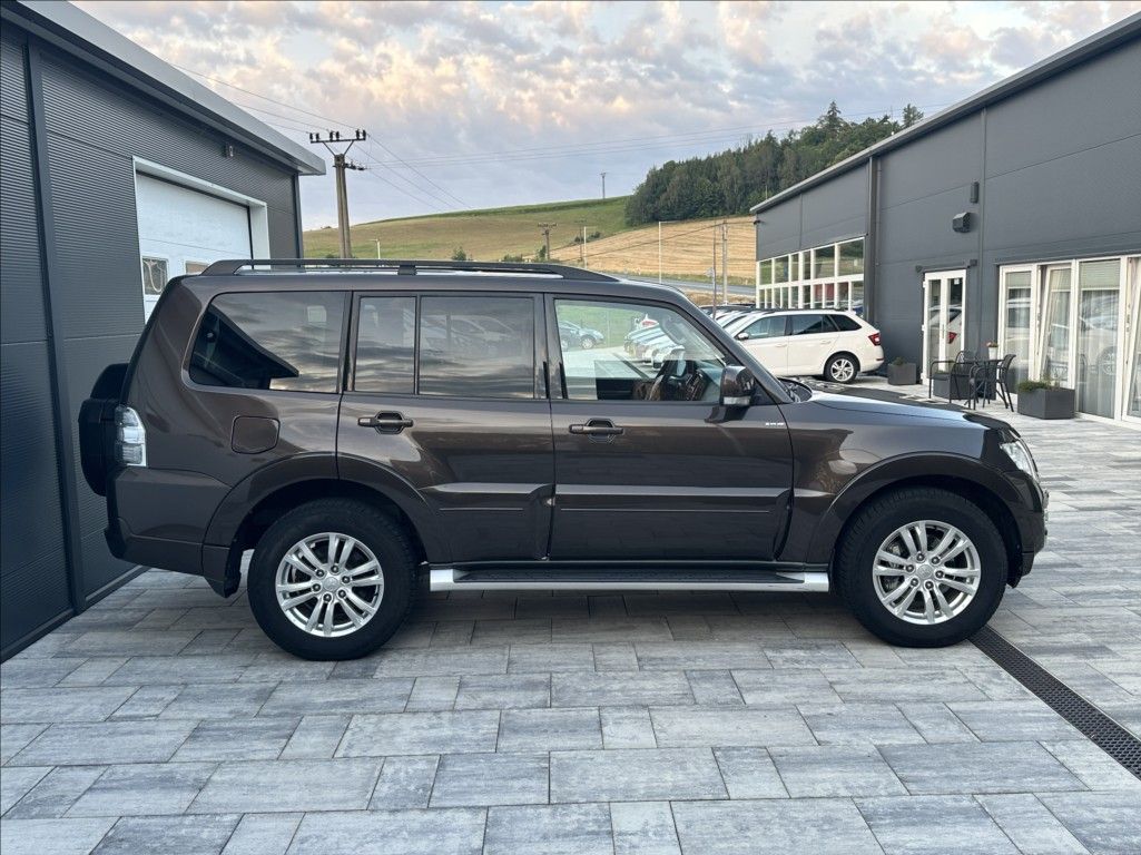 Mitsubishi Pajero, 3,2 DI-D 190PS  Instyle-7 4x4 - fotka 6