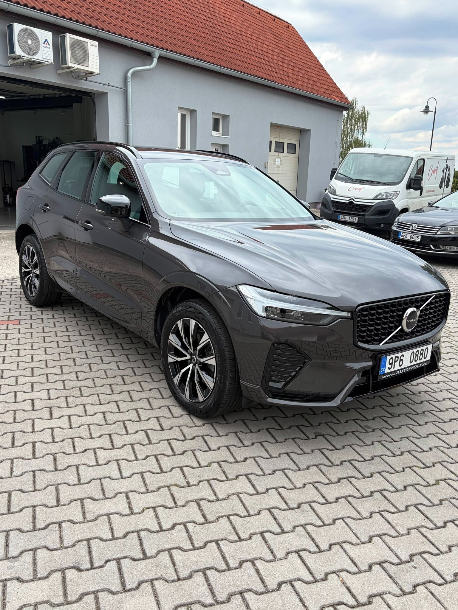Volvo XC60, B5 Plus Dark AWD 184 kW 2024 - fotka 4