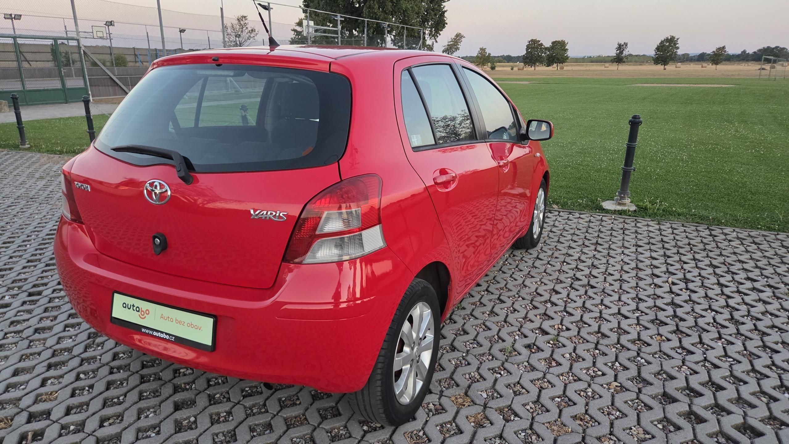 Toyota Yaris, 1.0 VVT-i, 51 kW, klima, CZ - fotka 4