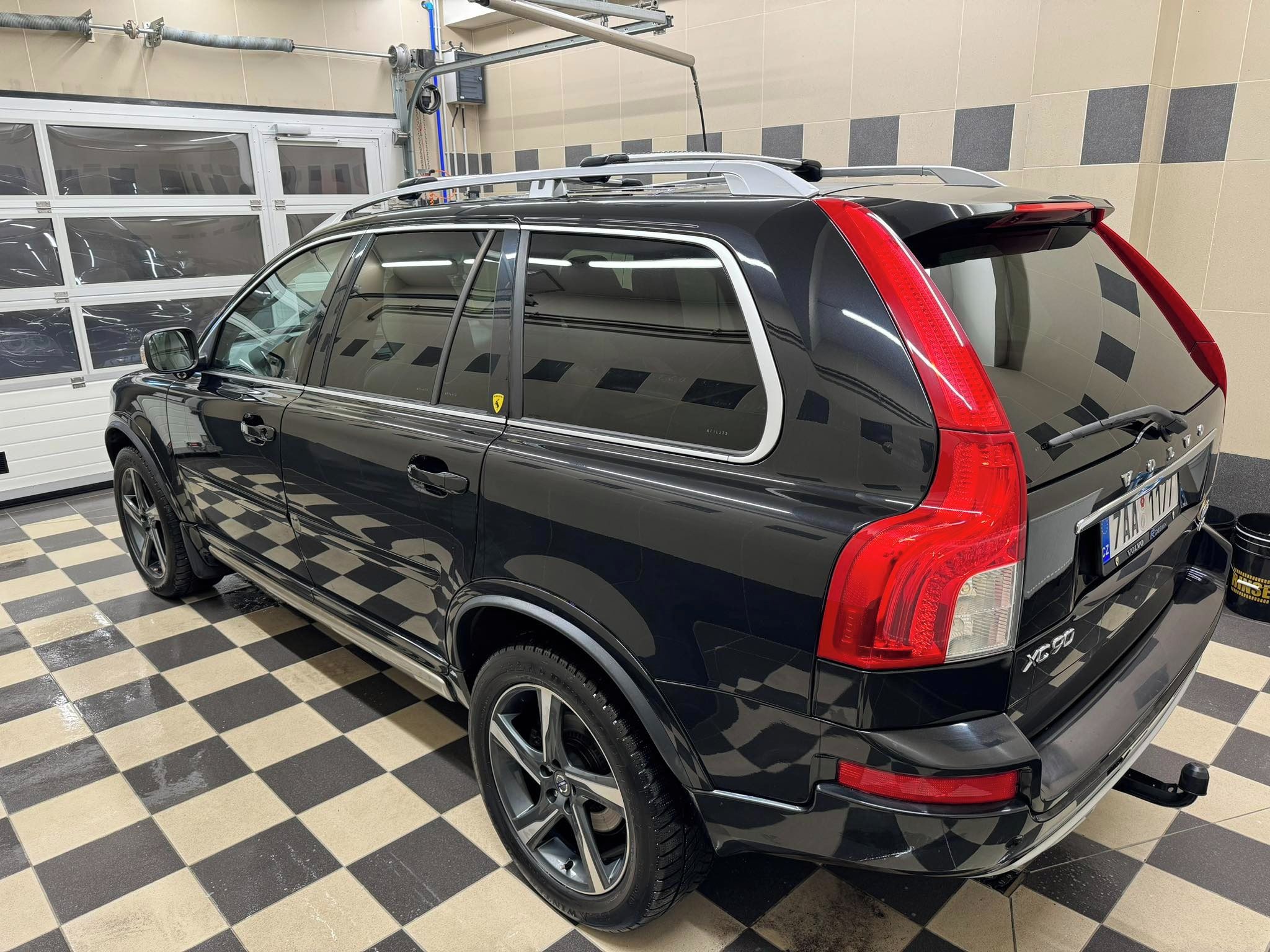Volvo XC90, 2.4 D5 AWD R-Design - fotka 5