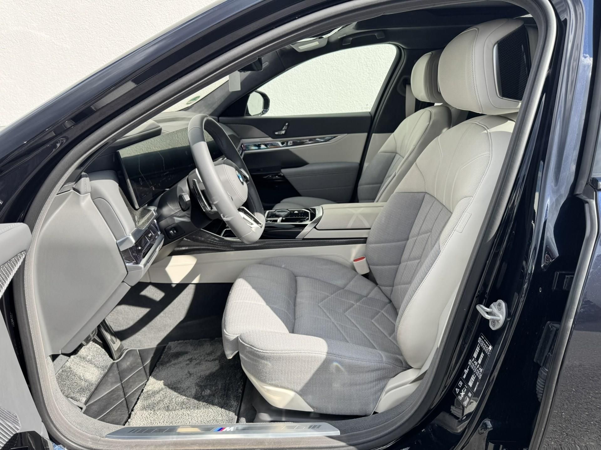 BMW Řada 7, 740d xDrive Executive Lounge - fotka 6