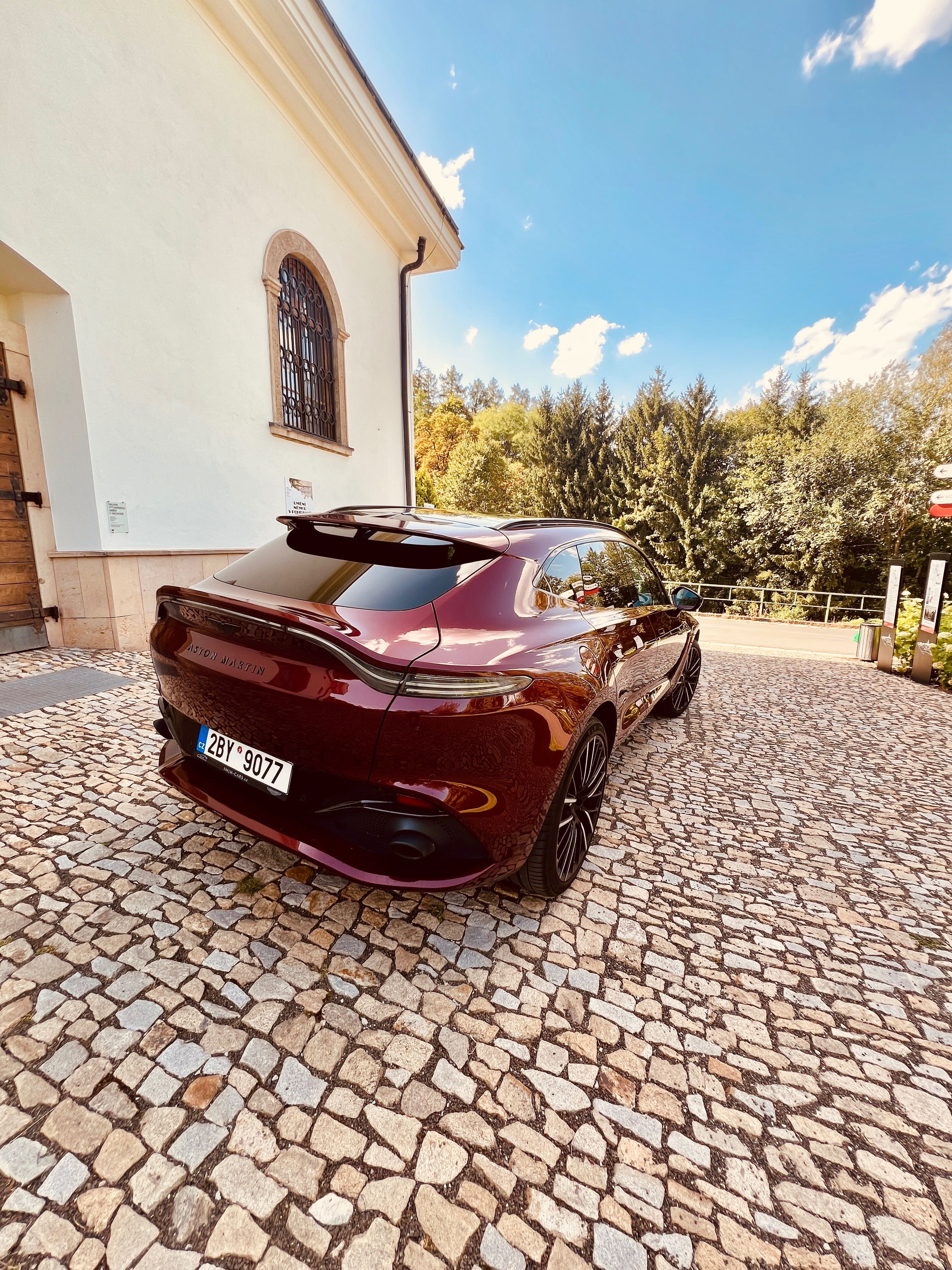 Aston Martin DBX, Aston Martin DBX 4.0 V8 AWD - fotka 6