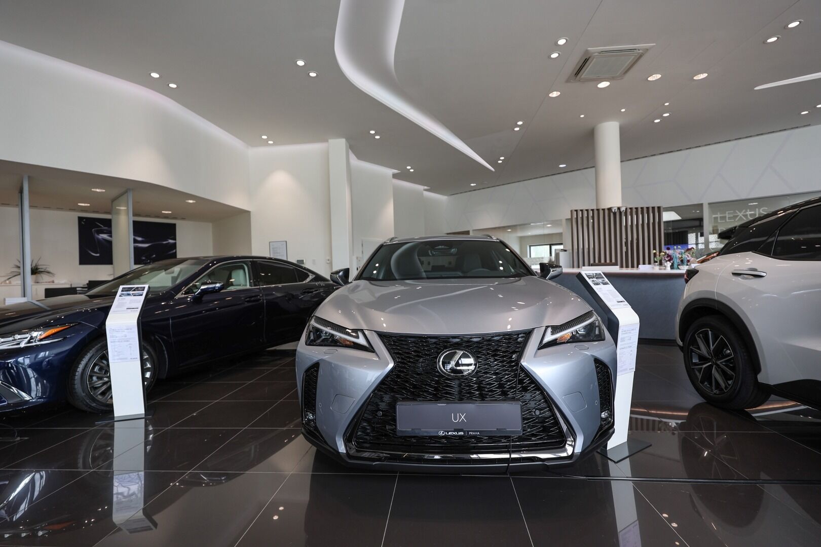 Lexus UX 300h, 300h 2.0L HEV F SPORT DESIGN - fotka 2