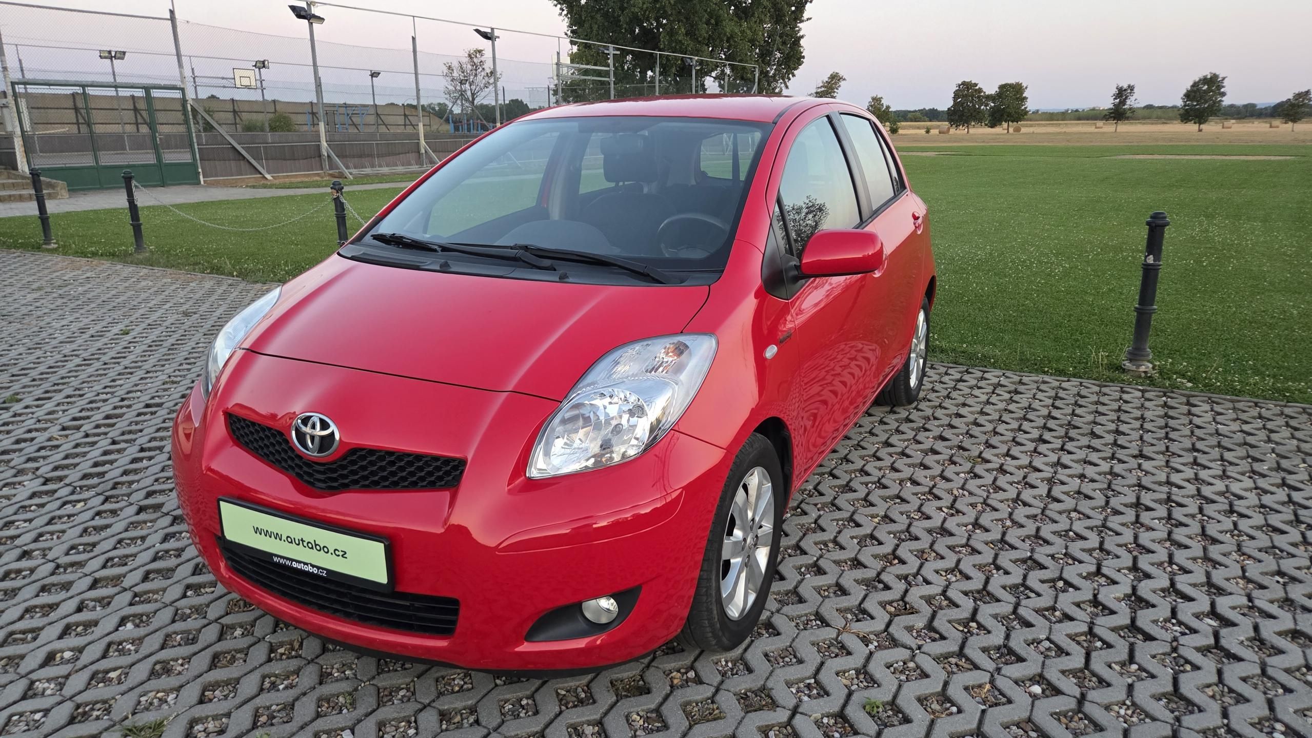 Toyota Yaris, 1.0 VVT-i, 51 kW, klima, CZ