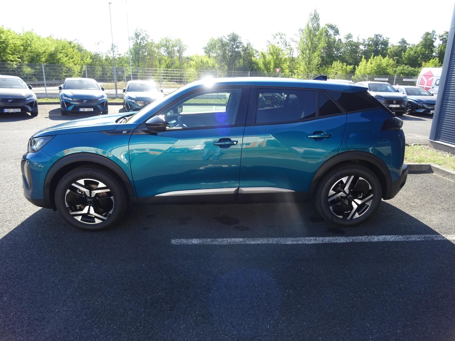 Peugeot 2008, ALLURE e-115 kW /156k - fotka 4