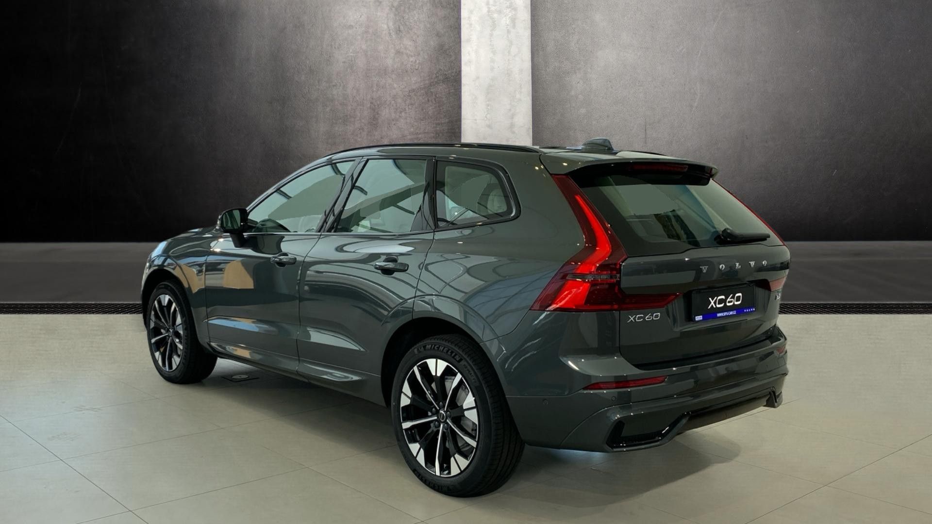 Volvo XC60, ULTRA DARK, B5 AWD, 184+10 kW - fotka 5