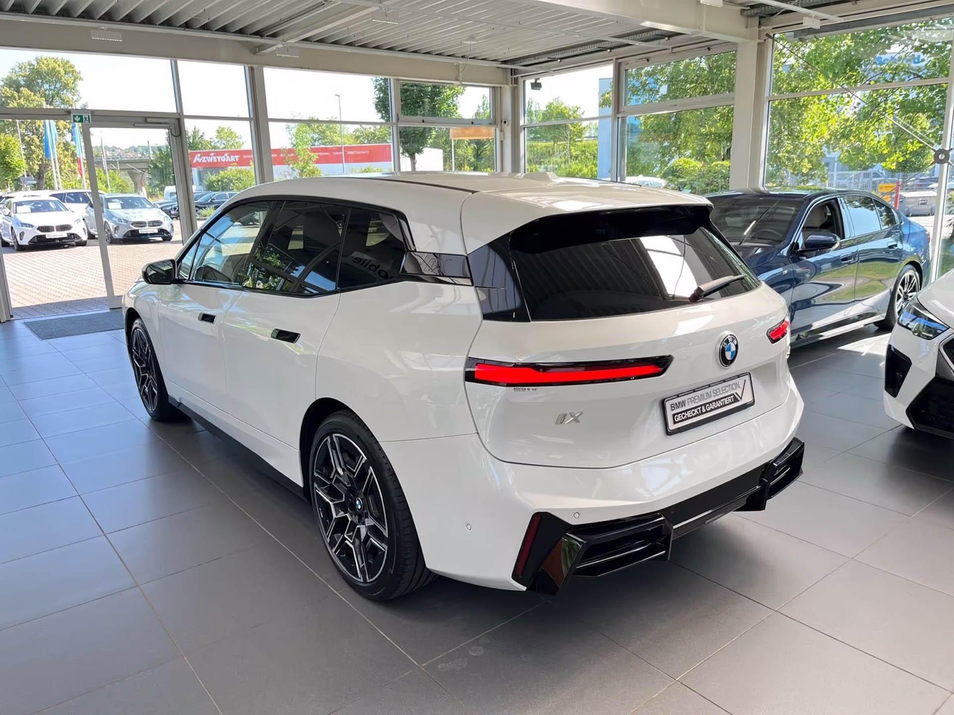 BMW iX, xDrive45 M-Sport Komfort HuD - fotka 4