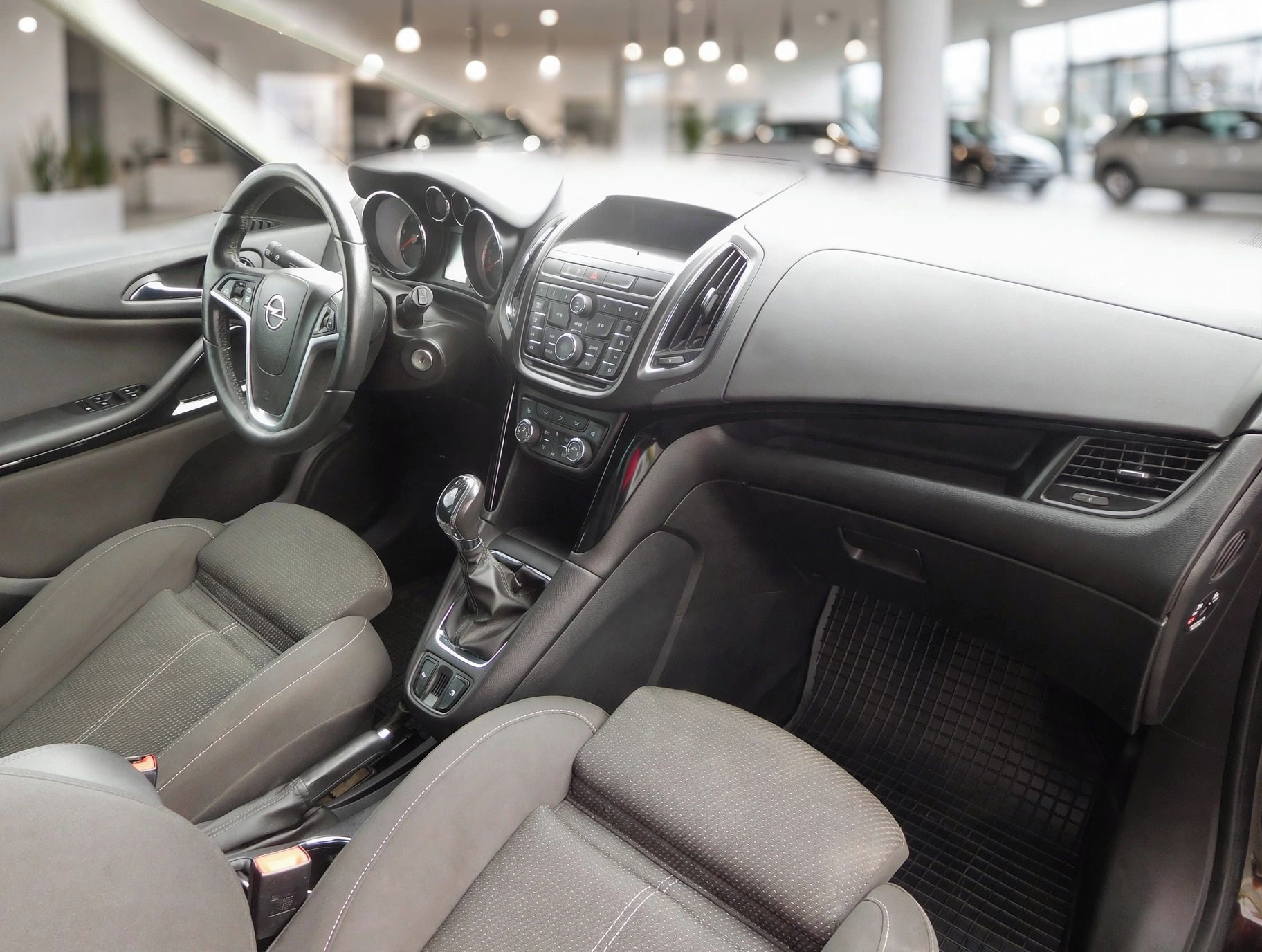 Opel Zafira, Tourer 2.0CDTi, 96kW, 7.Míst - fotka 5
