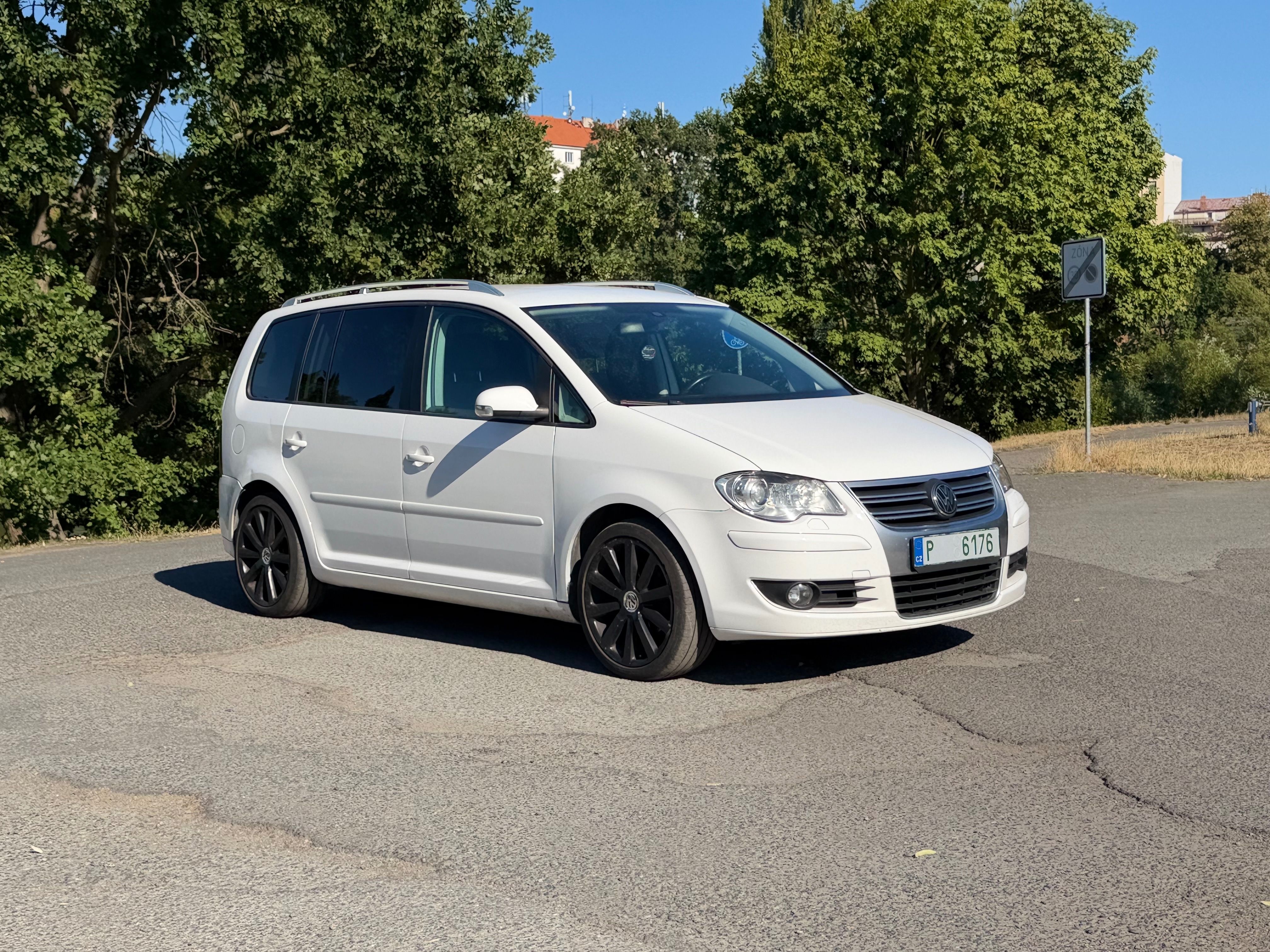 Volkswagen Touran, 2.0TDI 103Kw R-line 2x kola - fotka 5