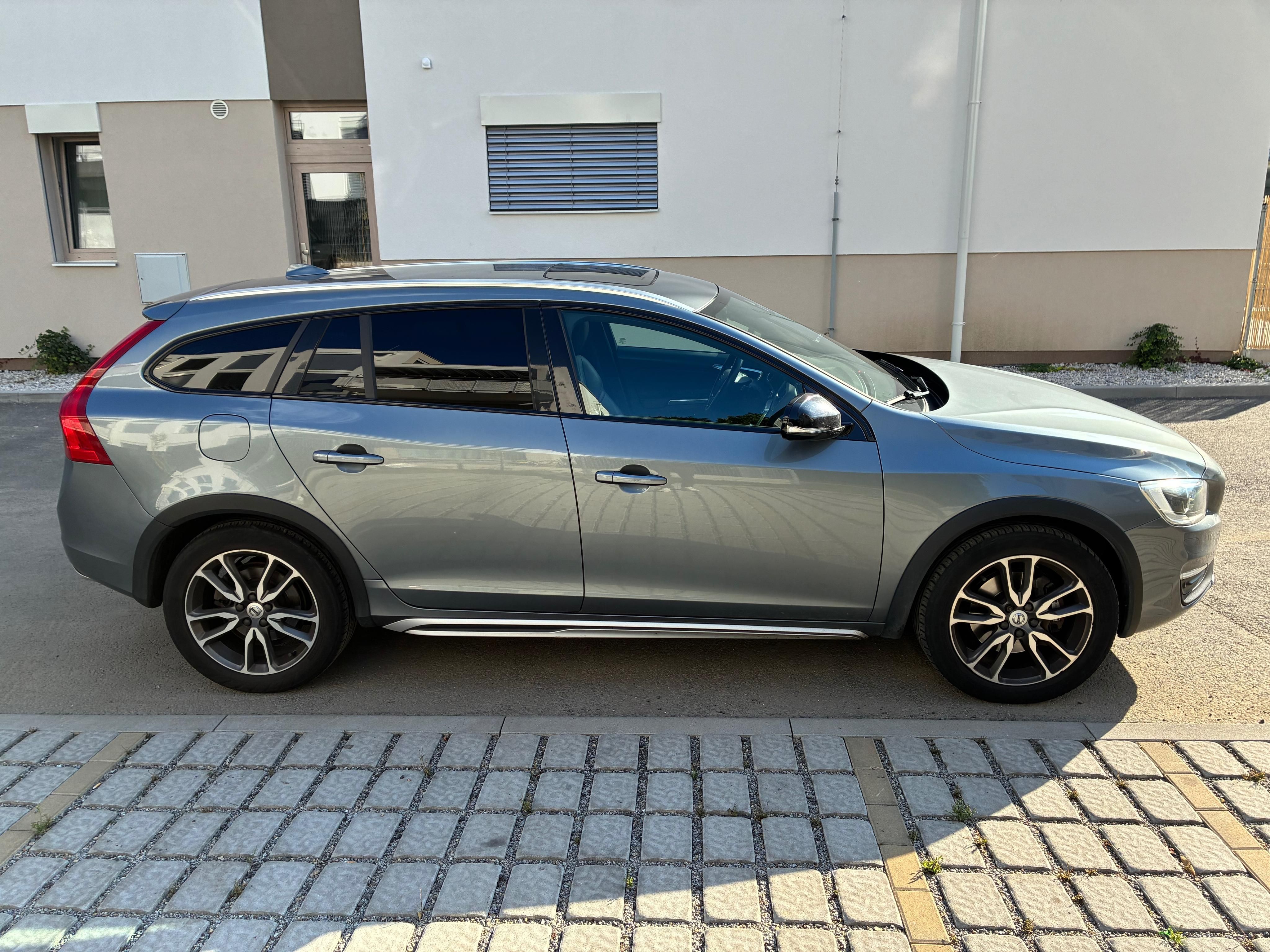 Volvo V60, Cross Country, D4 AWD 140kW - fotka 4