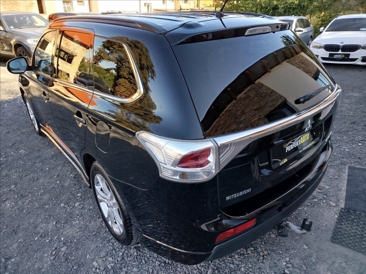 Mitsubishi Outlander, 2,3 D 110kW, AUTOMAT, 7-MÍST - fotka 4