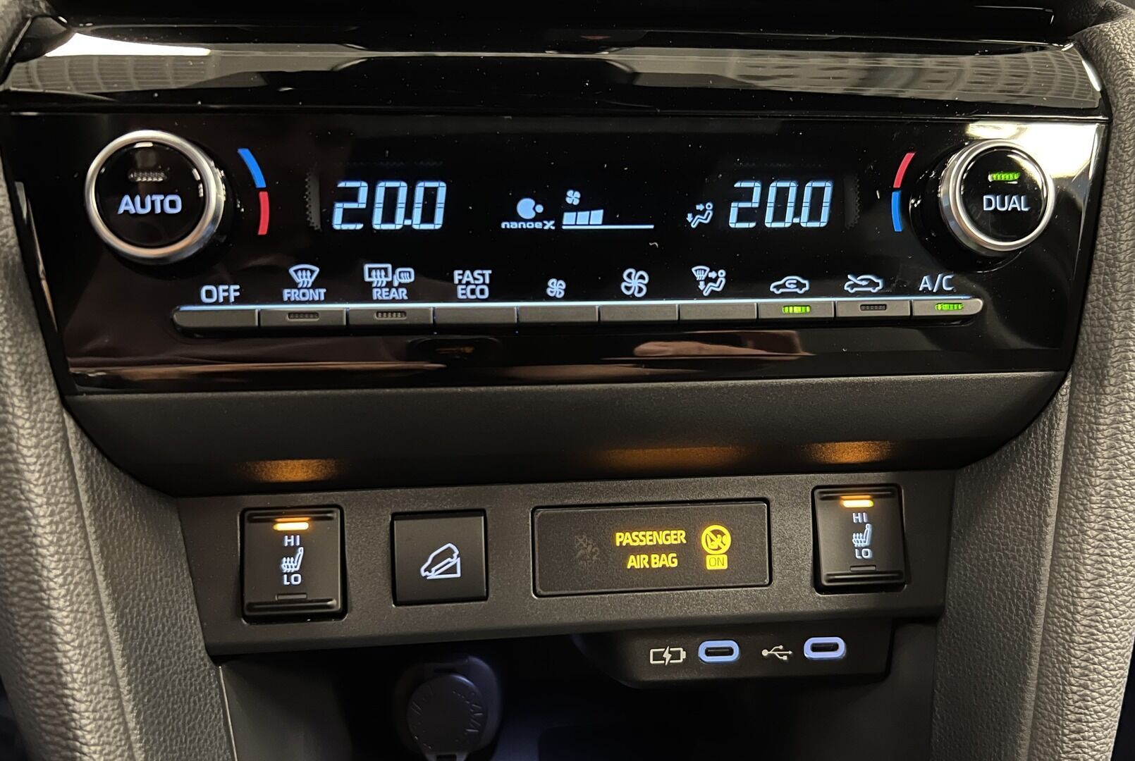 Toyota Yaris Cross, 1,5 Hybrid AT AWD Premiere - fotka 6