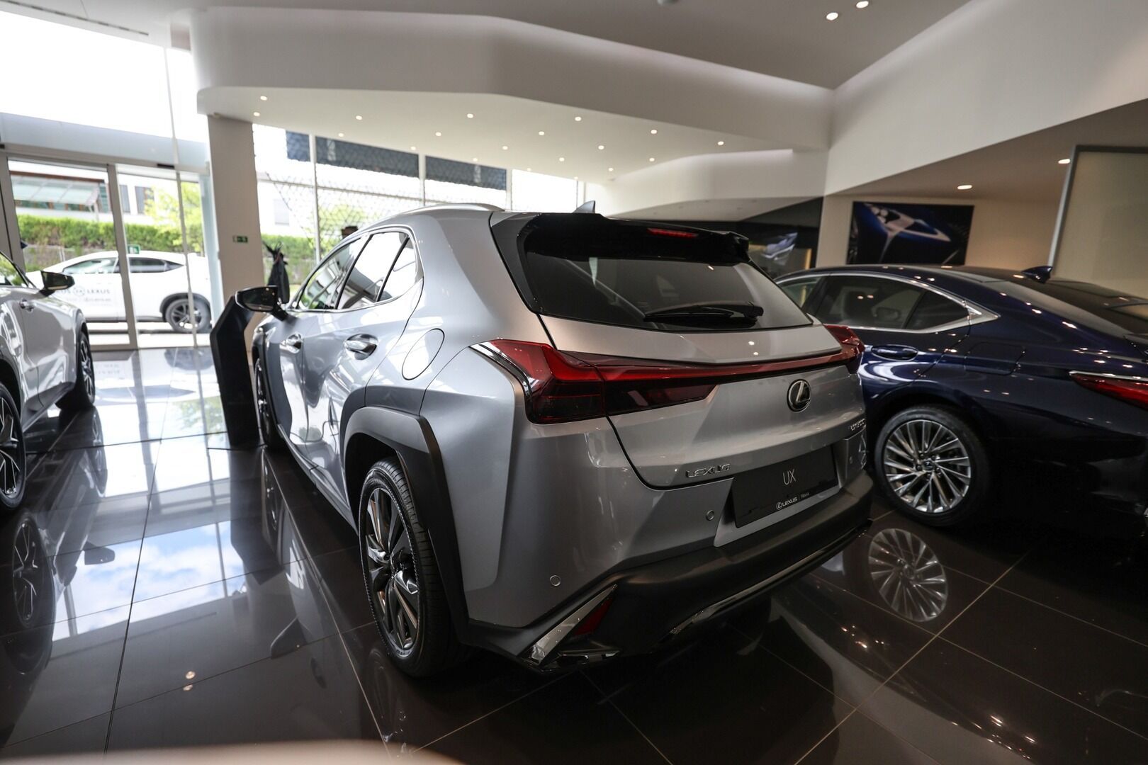 Lexus UX 300h, 300h 2.0L HEV F SPORT DESIGN - fotka 6