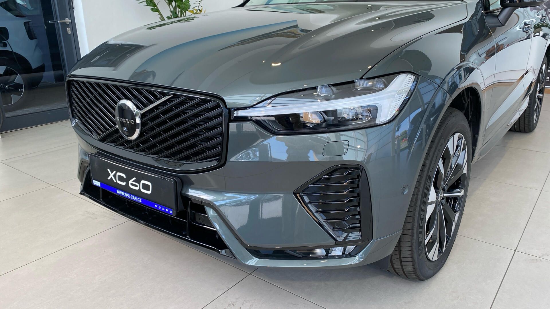 Volvo XC60, ULTRA DARK, B5 AWD, 184+10 kW - fotka 3
