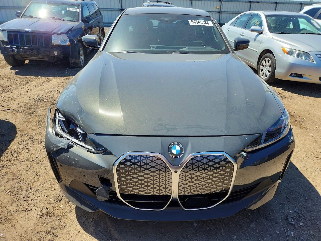 BMW i4, Auto na cestě - fotka 5