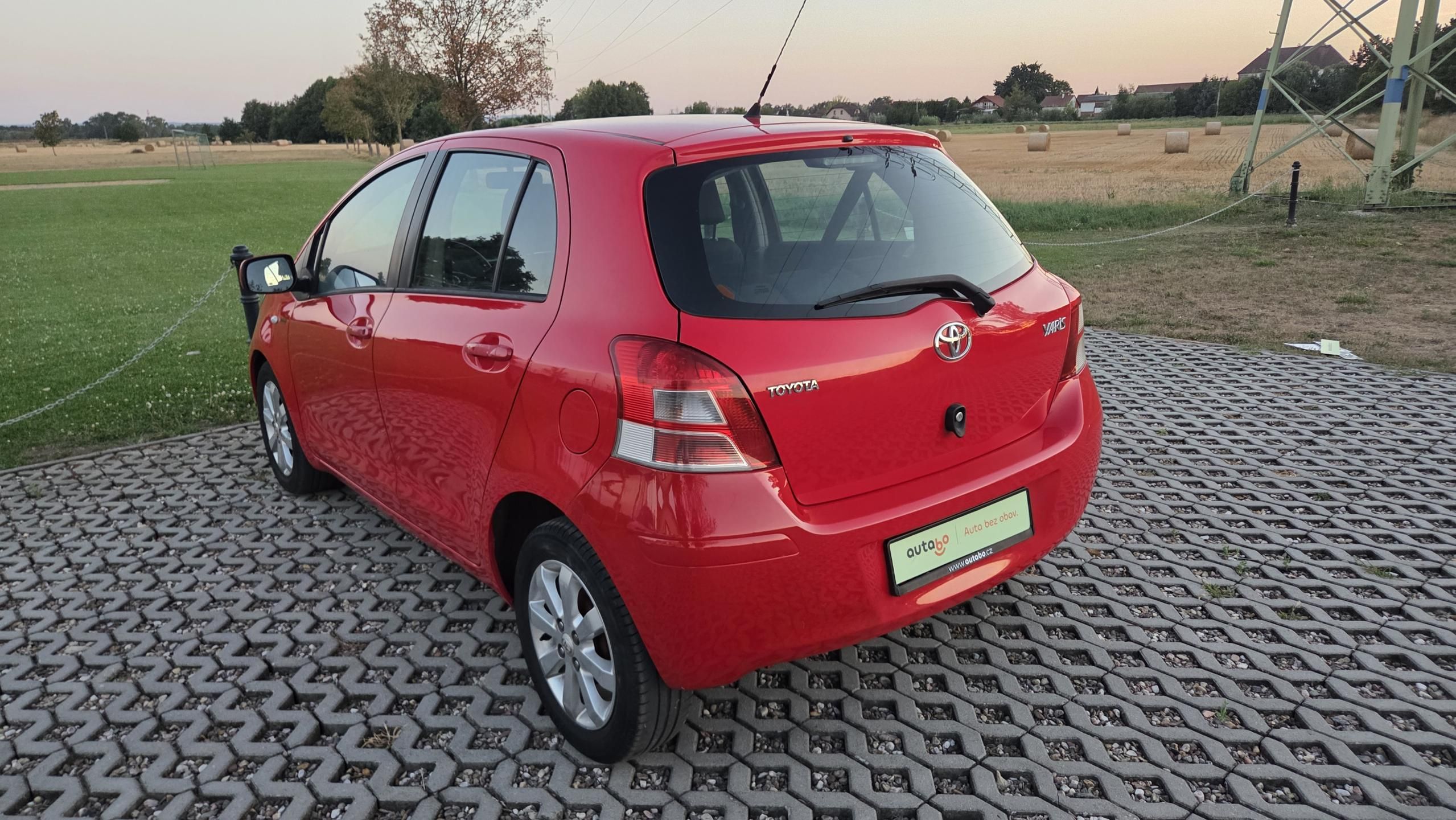 Toyota Yaris, 1.0 VVT-i, 51 kW, klima, CZ - fotka 6