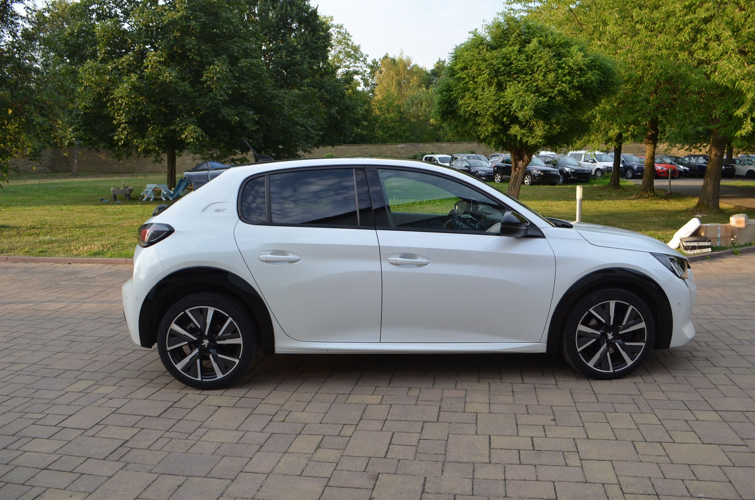 Peugeot 208, GT*PURE TECH*130PS*EAT8*ČR*1.M - fotka 4