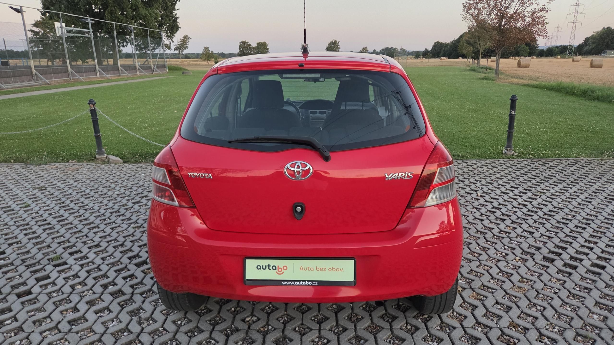 Toyota Yaris, 1.0 VVT-i, 51 kW, klima, CZ - fotka 5