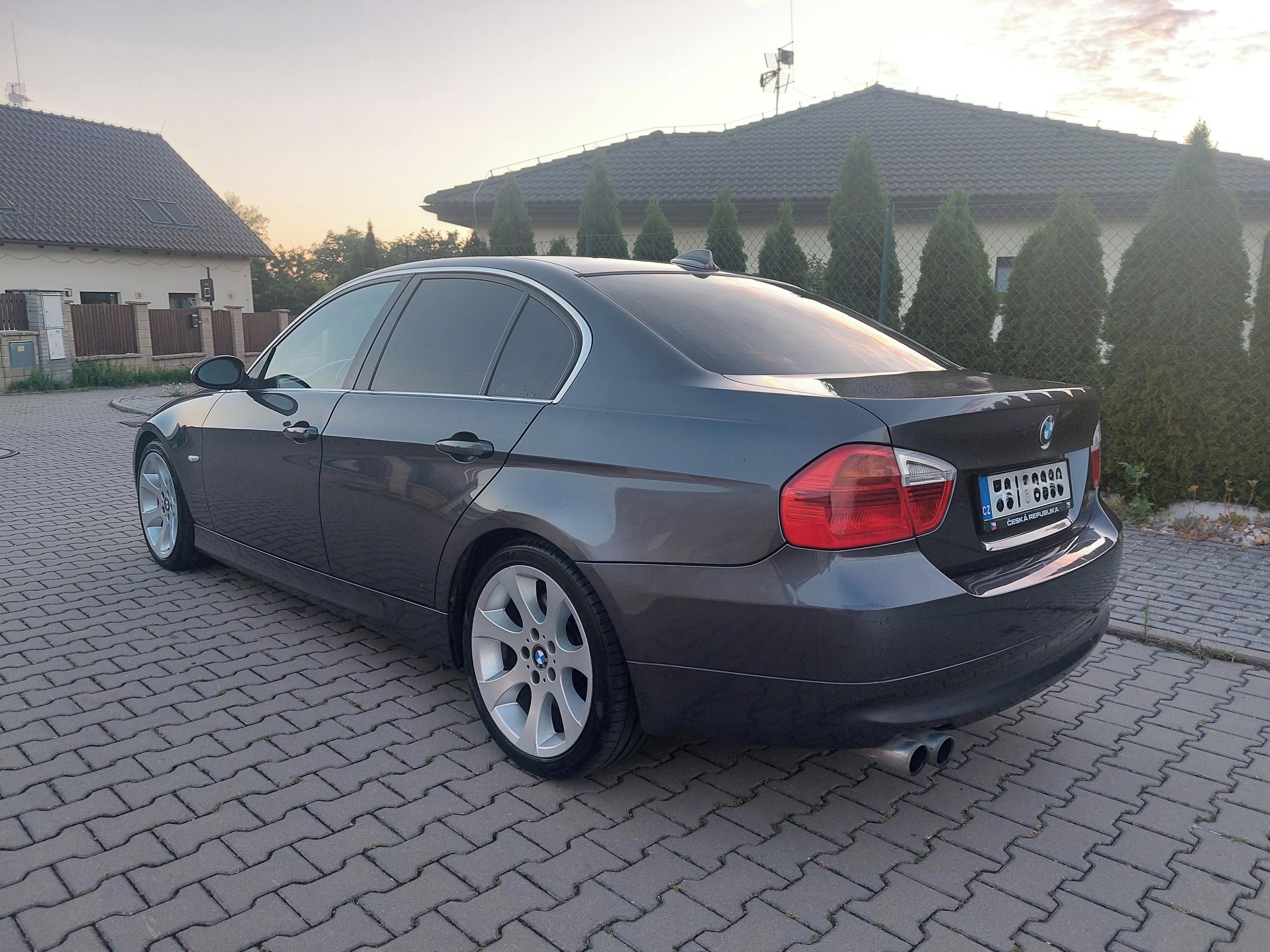 BMW Řada 3, E90 330i manuál, orig. stav - fotka 2