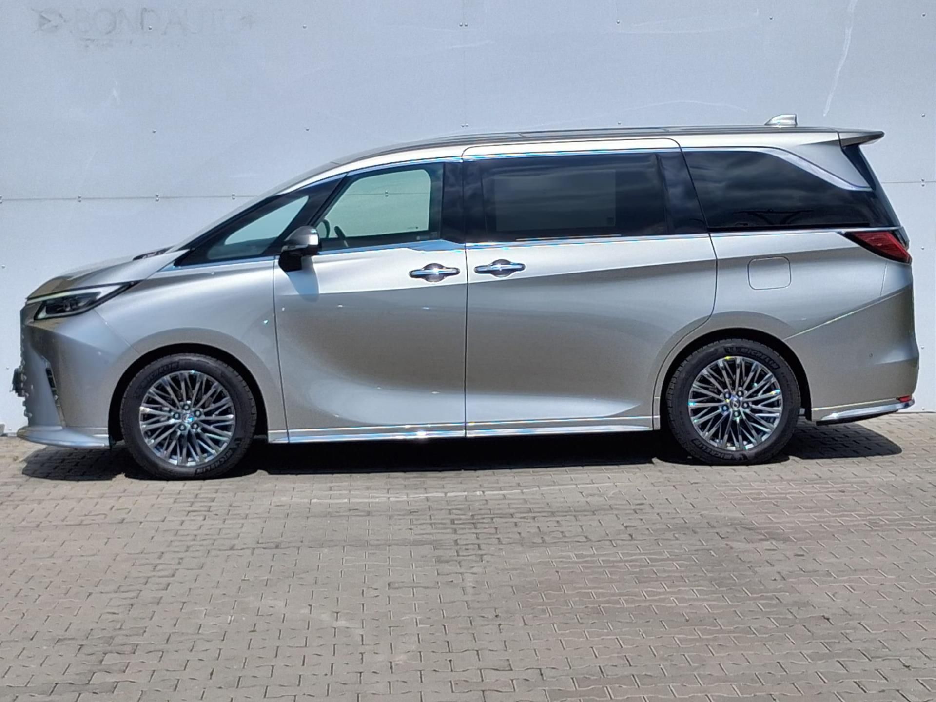 Lexus LM 350h, 2.5 HSD e-CVT AWD Luxury - fotka 3