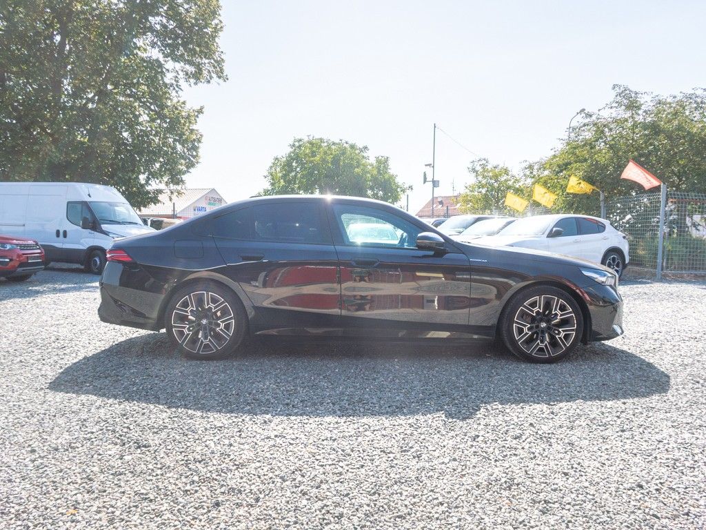 BMW Řada 5, ČR 550e xDrive - fotka 4