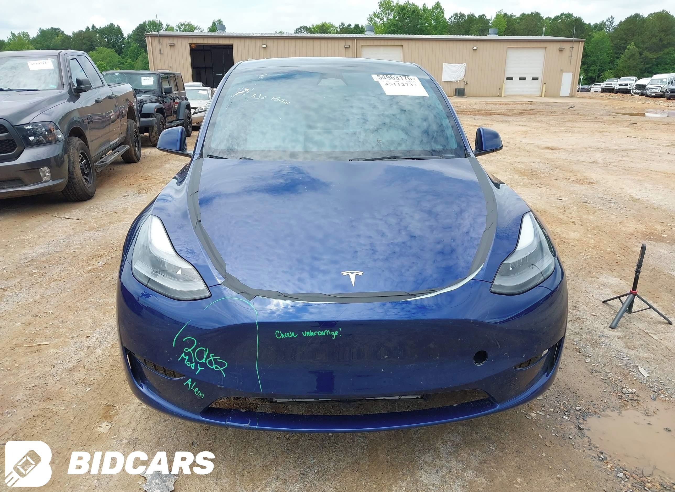Tesla Model 3, Auto na cestě - fotka 2