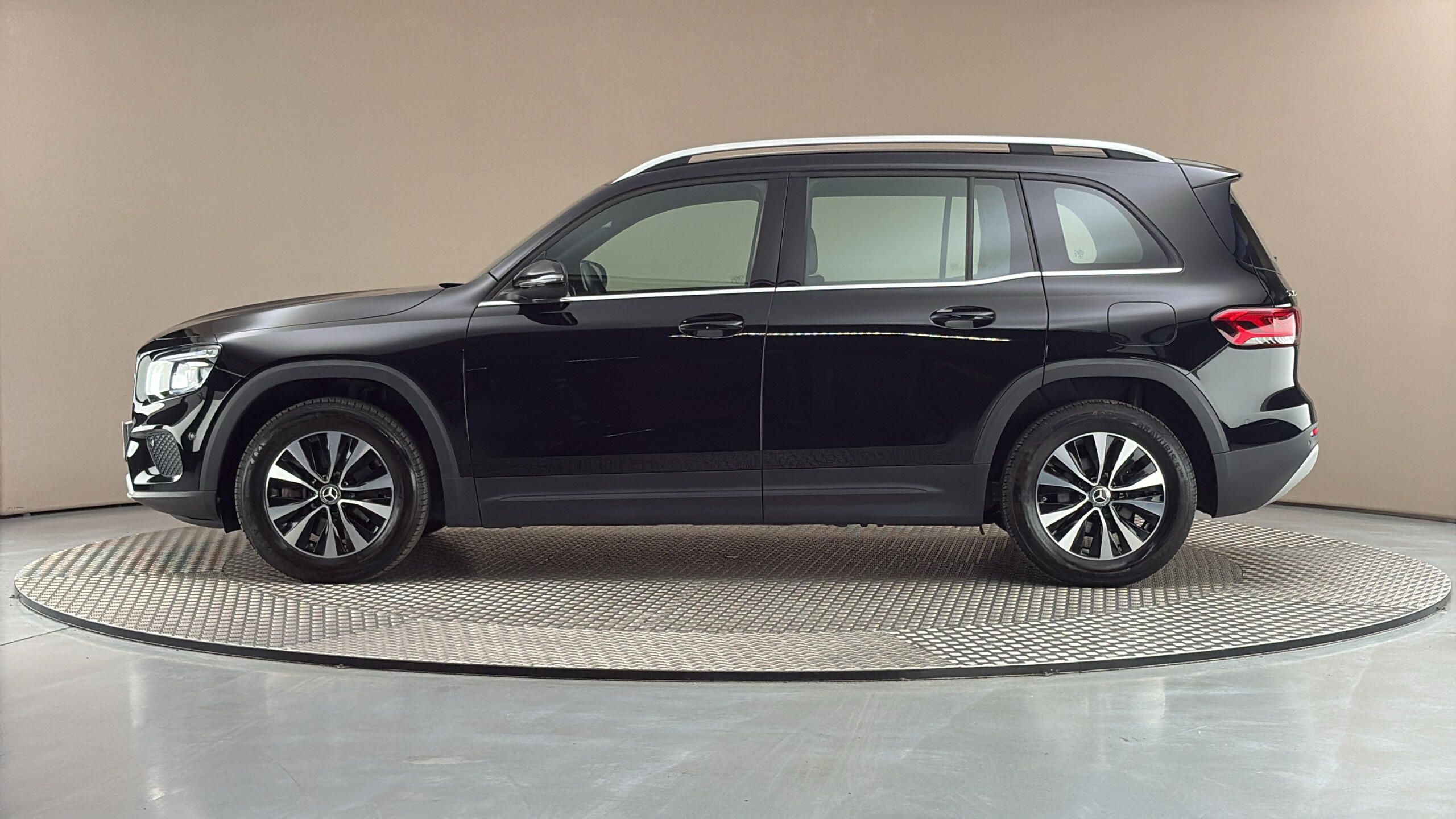 Mercedes-Benz GLB, 200d AUT 4MATIC - fotka 4